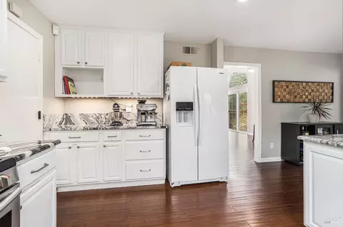Kitchen - 100 Bear Cove Ct, Vallejo, CA 94591 photo 3 of 3