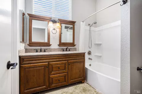 Bath - 100 Bear Cove Ct, Vallejo, CA 94591 photo 2 of 3