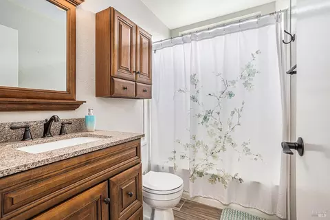 Bath - 100 Bear Cove Ct, Vallejo, CA 94591 photo 3 of 3