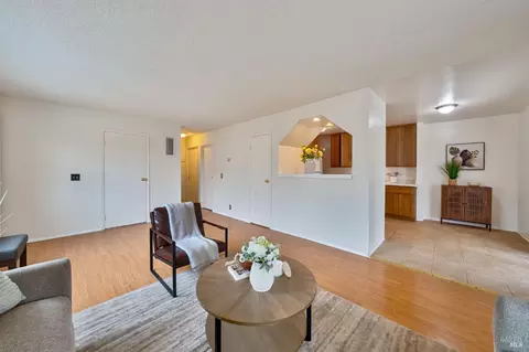 Living - 140 Boggs Ct, Vallejo, CA 94589 photo 3 of 4