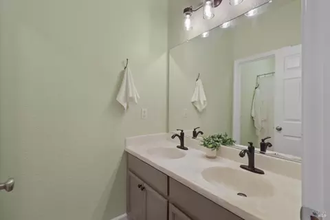 Bath - 1105 Bello Dr, Dixon, CA 95620 photo 5 of 6