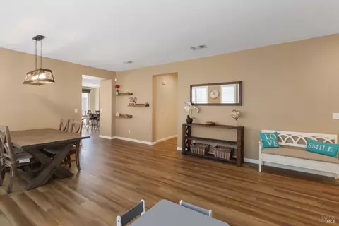 Entry Way - 1105 Bello Dr, Dixon, CA 95620 photo 5 of 6