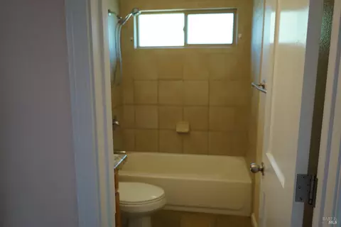 Bath - 9896 Sunray Pl, Windsor, CA 95492 photo 2 of 3