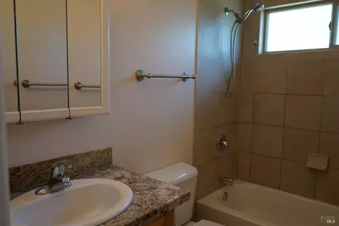Bath - 9896 Sunray Pl, Windsor, CA 95492 photo 1 of 3