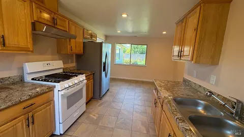 Kitchen - 9896 Sunray Pl, Windsor, CA 95492 photo 4 of 5
