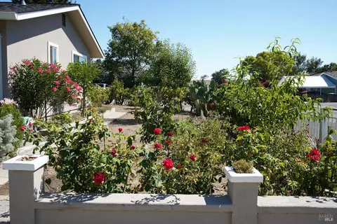 Exterior - 9896 Sunray Pl, Windsor, CA 95492 photo 2 of 18