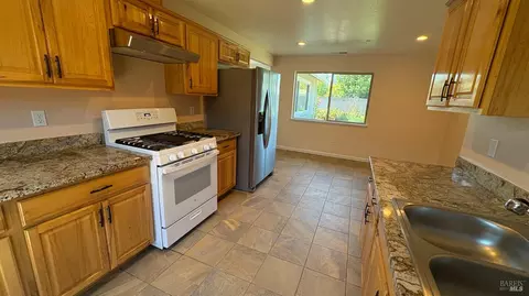 Kitchen - 9896 Sunray Pl, Windsor, CA 95492 photo 5 of 5