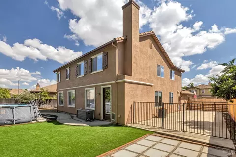 Exterior - 2040 Mariposa Dr, Dixon, CA 95620 photo 6 of 7