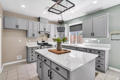 Kitchen - 2040 Mariposa Dr, Dixon, CA 95620 photo 5 of 6