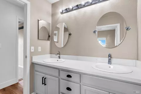 Bath - 2040 Mariposa Dr, Dixon, CA 95620 photo 4 of 5