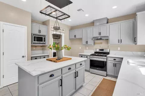 Kitchen - 2040 Mariposa Dr, Dixon, CA 95620 photo 4 of 6