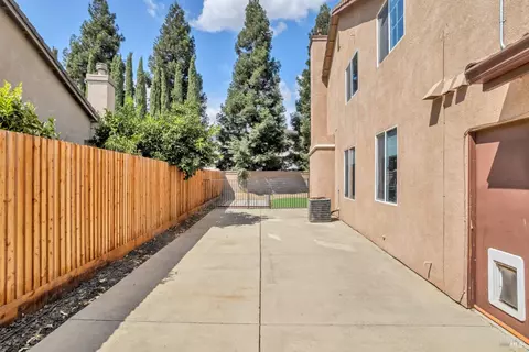 Exterior - 2040 Mariposa Dr, Dixon, CA 95620 photo 5 of 7