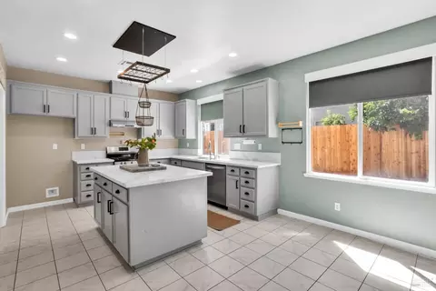 Kitchen - 2040 Mariposa Dr, Dixon, CA 95620 photo 2 of 6