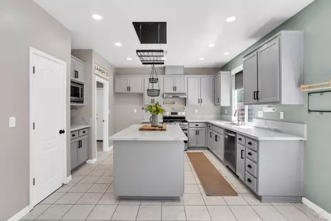 Kitchen - 2040 Mariposa Dr, Dixon, CA 95620 photo 3 of 6