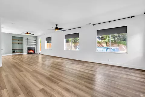 Living - 2040 Mariposa Dr, Dixon, CA 95620 photo 3 of 9