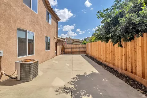 Exterior - 2040 Mariposa Dr, Dixon, CA 95620 photo 4 of 7