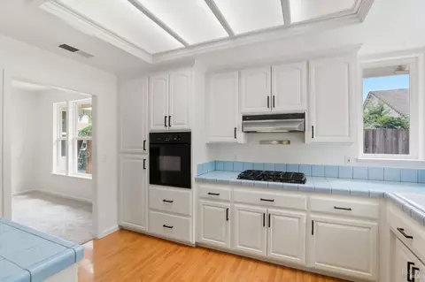 Kitchen - 1615 Sequoia Way, Dixon, CA 95620 photo 4 of 6