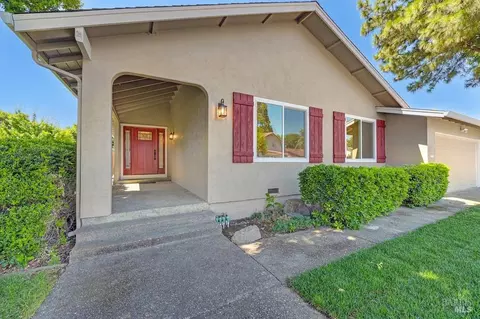 571 Nottingham Dr, Vacaville, CA 95688 photo 2