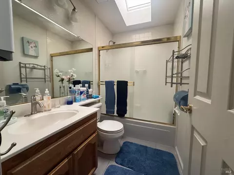 Bath - 315 Holly Ct, Dixon, CA 95620 photo 3 of 3