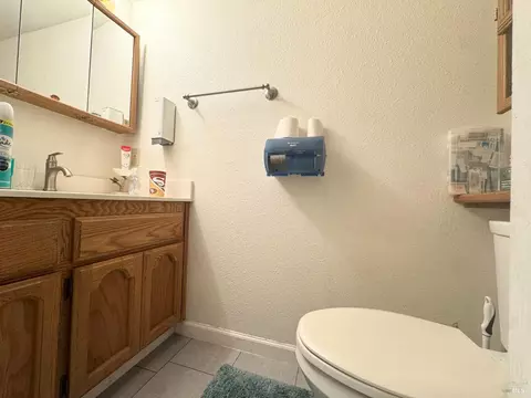 Bath - 315 Holly Ct, Dixon, CA 95620 photo 1 of 3