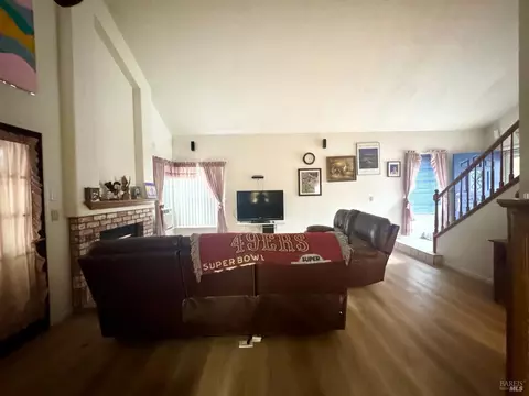 Living - 315 Holly Ct, Dixon, CA 95620 photo 2 of 2