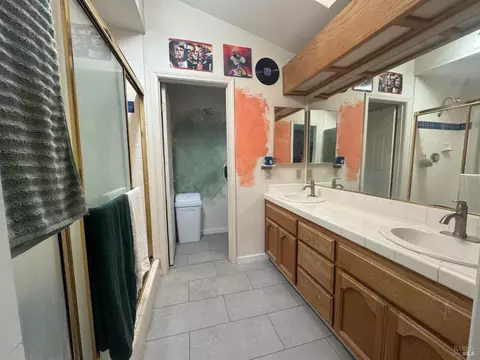 Bath - 315 Holly Ct, Dixon, CA 95620 photo 2 of 3
