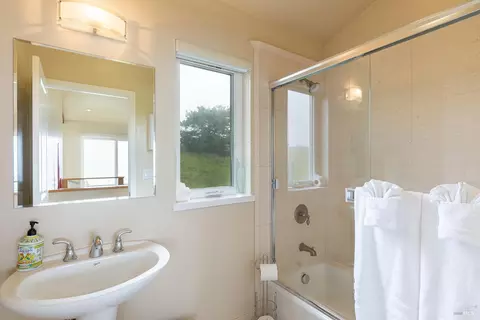 Bath - 4811 Carmet Dr, Bodega Bay, CA 94923 photo 2 of 3