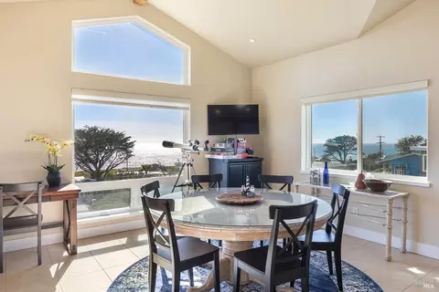 Dining - 4811 Carmet Dr, Bodega Bay, CA 94923 photo 3 of 4