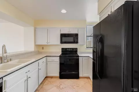 Kitchen - 171 Nantucket Ln, Vallejo, CA 94590 photo 2 of 5