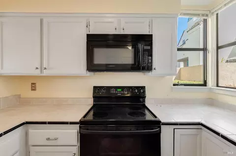 Kitchen - 171 Nantucket Ln, Vallejo, CA 94590 photo 3 of 5