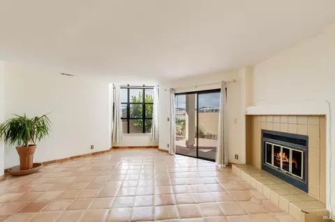 Living - 171 Nantucket Ln, Vallejo, CA 94590 photo 3 of 6