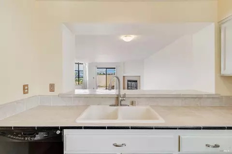 Kitchen - 171 Nantucket Ln, Vallejo, CA 94590 photo 4 of 5