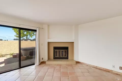 Living - 171 Nantucket Ln, Vallejo, CA 94590 photo 4 of 6