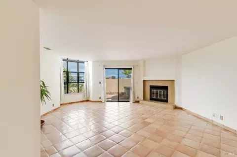 Living - 171 Nantucket Ln, Vallejo, CA 94590 photo 2 of 6