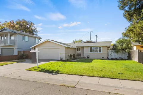 Exterior - 230 E Walnut St, Dixon, CA 95620 photo 1 of 8