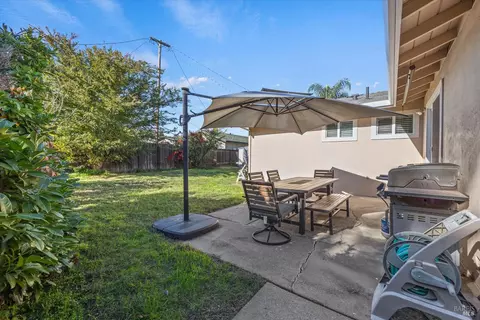 Exterior - 230 E Walnut St, Dixon, CA 95620 photo 4 of 8
