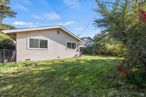 Exterior - 230 E Walnut St, Dixon, CA 95620 photo 7 of 8