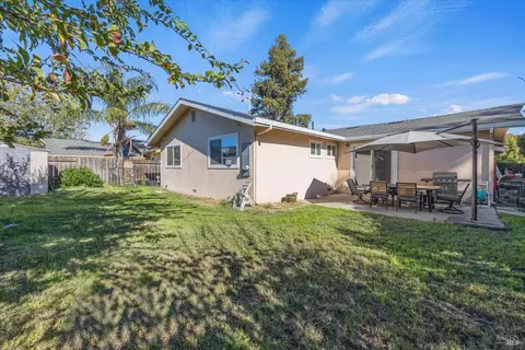 Exterior - 230 E Walnut St, Dixon, CA 95620 photo 6 of 8