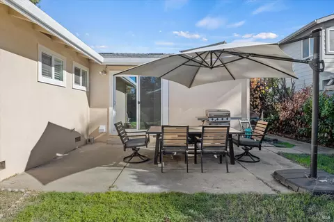 Exterior - 230 E Walnut St, Dixon, CA 95620 photo 5 of 8