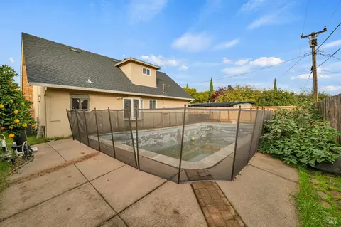 Exterior - 149 Donner Dr, Vacaville, CA 95687 photo 9 of 11