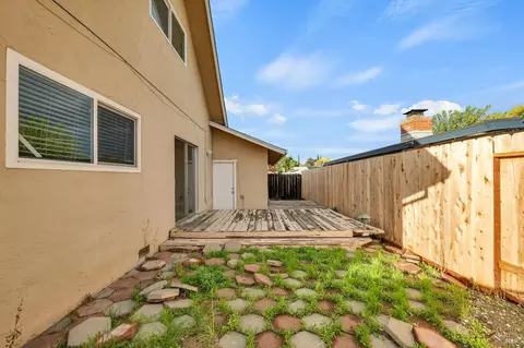 Exterior - 149 Donner Dr, Vacaville, CA 95687 photo 6 of 11
