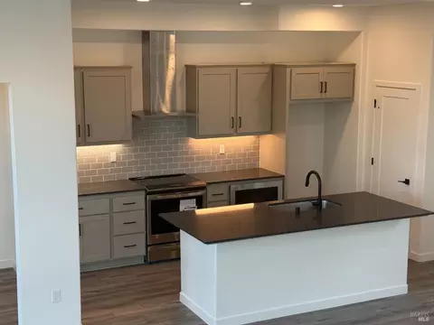 701 Catherine St, Vacaville, CA 95688 photo 3