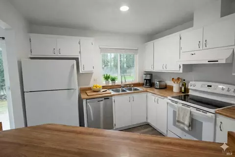 Kitchen - 550 W Creekside Cir, Dixon, CA 95620 photo 1 of 1