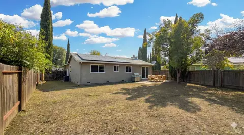 Exterior - 550 W Creekside Cir, Dixon, CA 95620 photo 4 of 4
