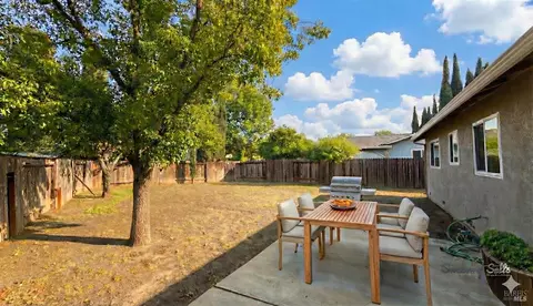 Exterior - 550 W Creekside Cir, Dixon, CA 95620 photo 3 of 4
