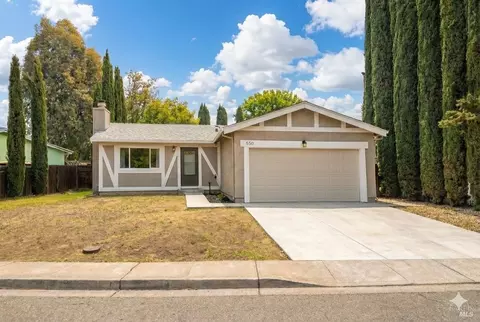 Exterior - 550 W Creekside Cir, Dixon, CA 95620 photo 2 of 4