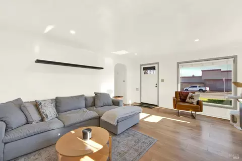 Living - 91 14th St, Vallejo, CA 94590 photo 3 of 5