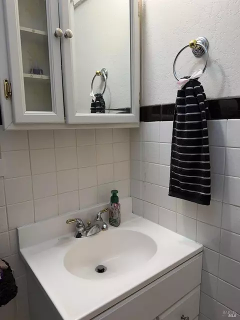 Bath - 1537 Mini Dr, Vallejo, CA 94589 photo 1 of 2