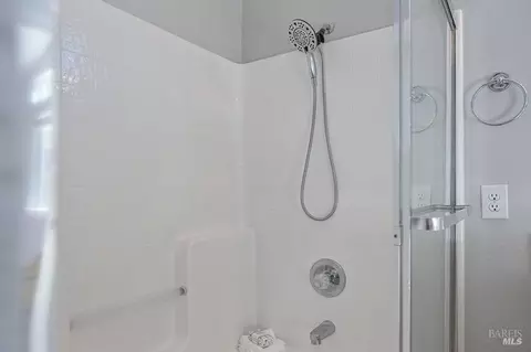 Bath - 1825 Whiting Ct, Dixon, CA 95620 photo 5 of 5
