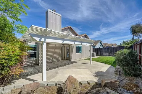 Exterior - 1825 Whiting Ct, Dixon, CA 95620 photo 12 of 18